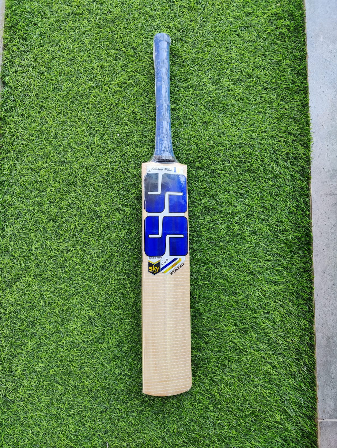 SS STRIKER KASHMIR WILLOW CRICKET BAT